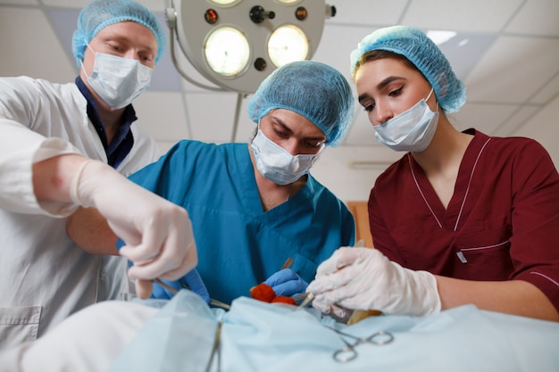 Un gruppo di chirurghi che fanno operazioni in un ospedale.