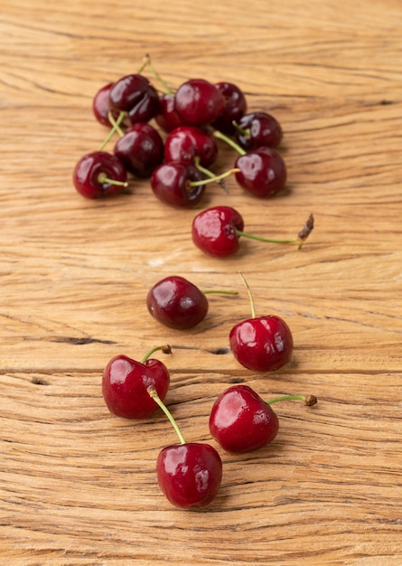 Un gruppo di ciliegie rosse su un tavolo di legno