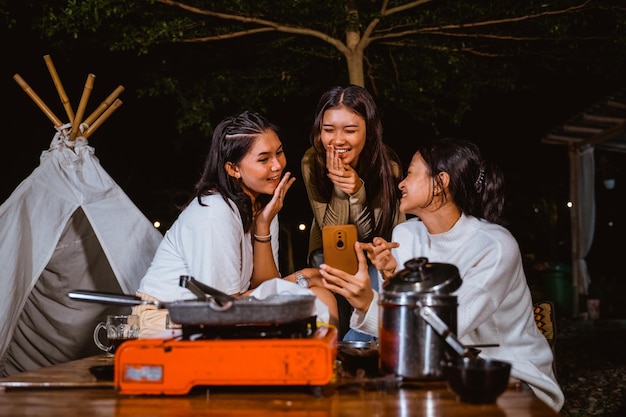 Un gruppo di donne che guardano insieme il telefono