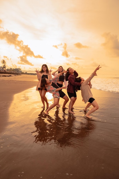 Un gruppo di donne indonesiane si gode felicemente la spiaggia quando incontra i propri amici nel momento delle vacanze