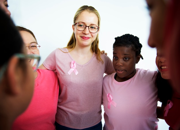 Un gruppo di donne multietniche indossa una camicia rosa