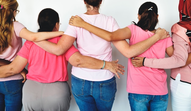 Un gruppo di donne multietniche indossa una camicia rosa