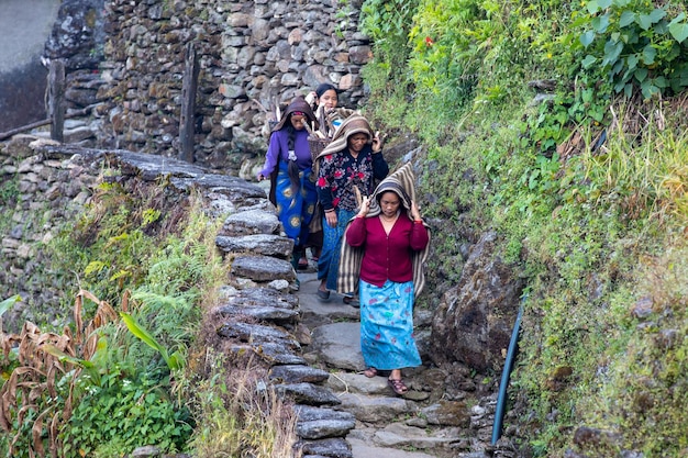 Un gruppo di donne percorre un ripido sentiero di montagna.