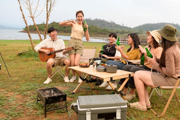 Un gruppo di giovani asiatici si diverte a campeggiare in un campeggio naturale