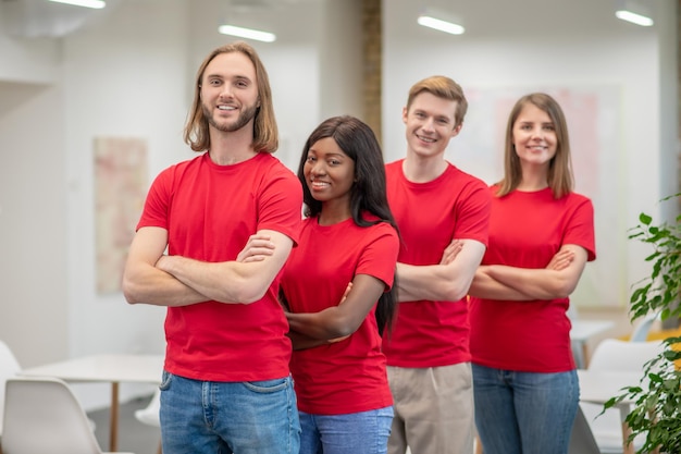 Un gruppo di giovani che svolgono attività di team building e sembrano divertiti