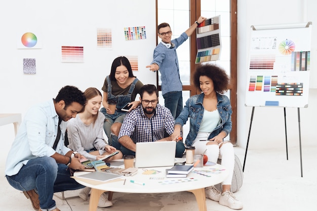 Un gruppo di giovani designer fa il brainstorming.