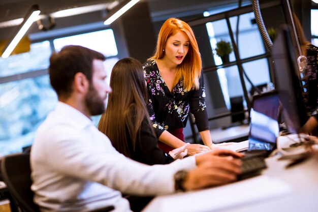 Un gruppo di giovani imprenditori sta lavorando insieme al desktop computer