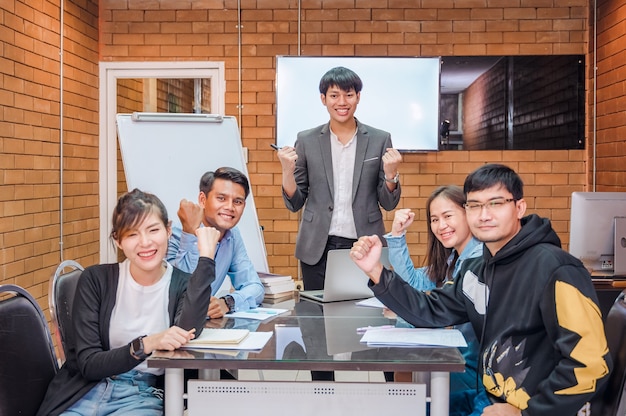 Un gruppo di giovani imprenditori sta pianificando le operazioni dell'organizzazione. con coach esperti per dare consigli e consigli