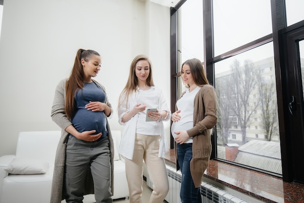 Un gruppo di giovani ragazze incinte comunica nella classe prenatale. Cura e consultazione delle donne in gravidanza