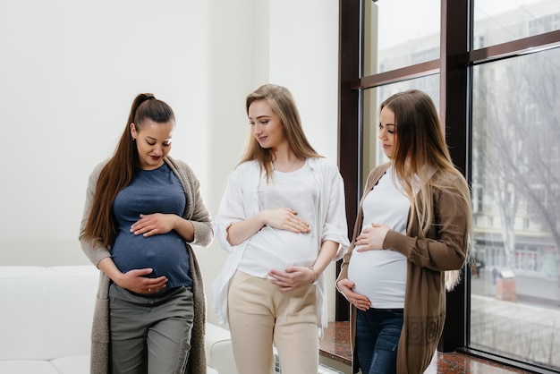 Un gruppo di giovani ragazze incinte comunica nella classe prenatale. Cura e consultazione delle donne in gravidanza