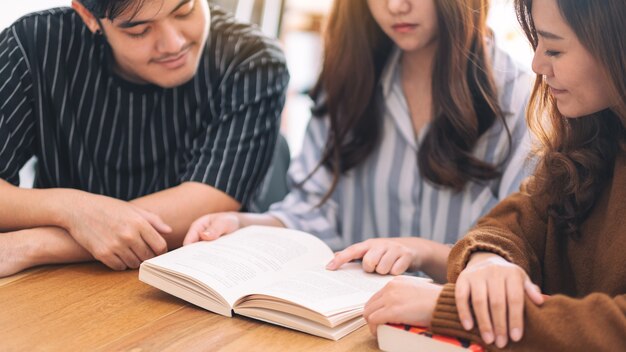 Un gruppo di giovani si è divertito a leggere lo stesso libro insieme