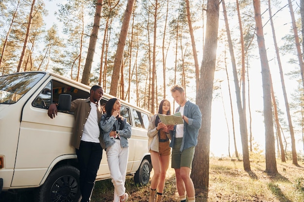 Un gruppo di giovani viaggia insieme nella foresta durante il giorno