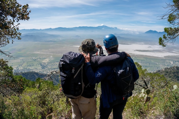 Un gruppo di giovani viaggiatori sta camminando lungo un sentiero in montagna