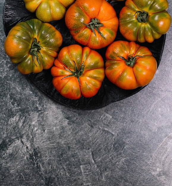 Un gruppo di grandi pomodori Costoluto su uno sfondo grigio spazio per il testo