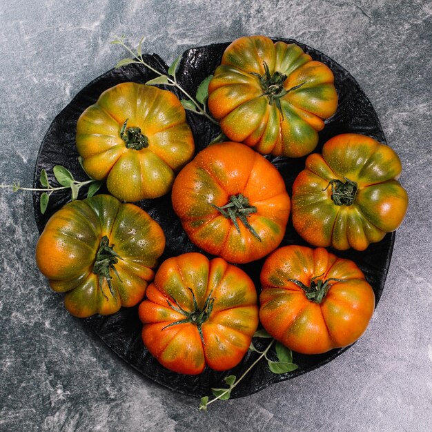 Un gruppo di grossi pomodori Costoluto su sfondo grigio