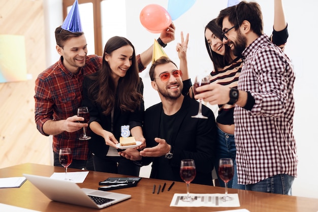 Un gruppo di impiegati celebra la compagnia diurna.