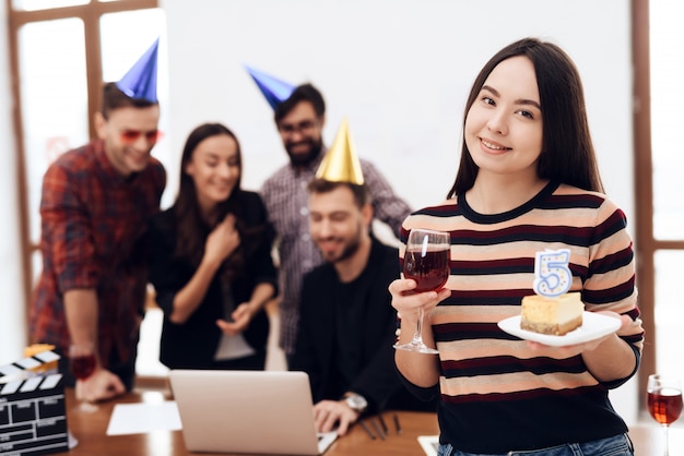 Un gruppo di impiegati dell&#39;ufficio celebra la compagnia del giorno.