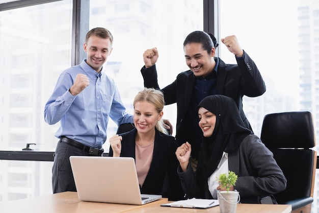 Un gruppo di impiegati riesce a lavorare con adeguamento salariale e bonus.