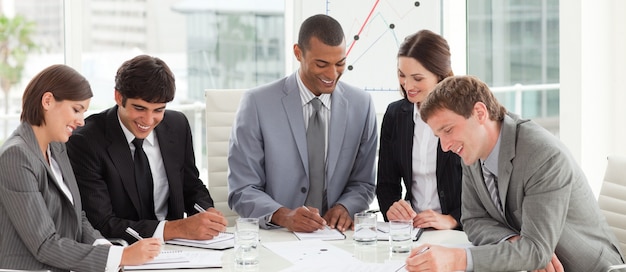 Un gruppo di lavoro diversificato che studia un piano di bilancio