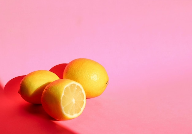 un gruppo di limoni con una metà mancante