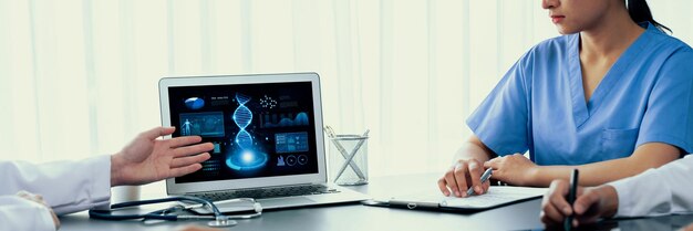 Un gruppo di medici o ricercatori che studiano le malattie genetiche nel DNA con un laptop analizzano i dati genetici formulano strategie di trattamento medico e sviluppano un piano sanitario con una soluzione innovativa Neoterica