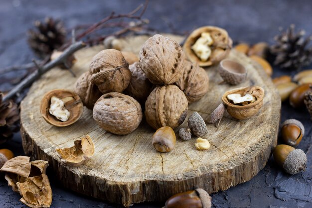 Un gruppo di noci sul buio. Nocciole raccolte in autunno