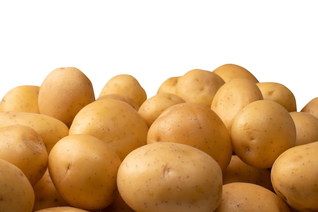 Un gruppo di patate fresche gustose isolate su sfondo bianco
