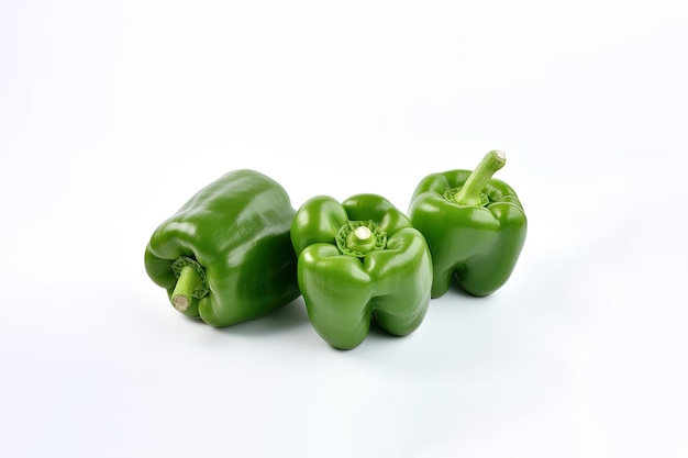 un gruppo di peperone verde isolato su sfondo bianco