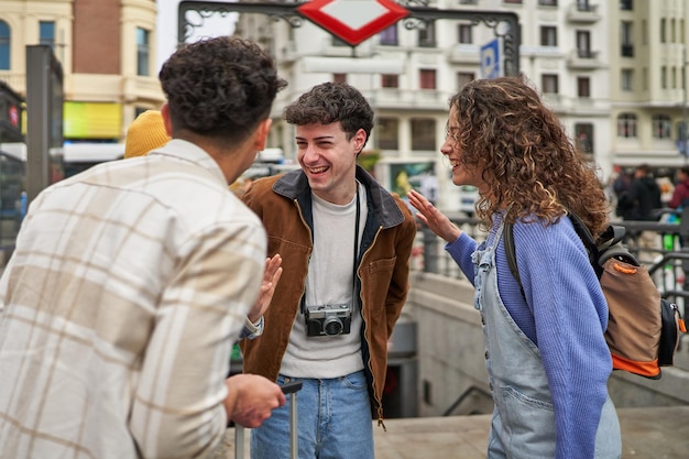 Un gruppo di persone che parlano davanti a un cartello che dice madrid.