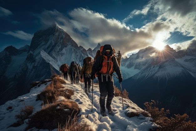 Un gruppo di persone che si arrampicano su una montagna coperta di neve