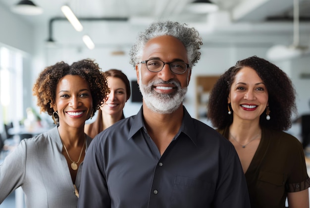 Un gruppo di persone che stanno insieme