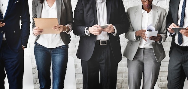 Un gruppo di persone diverse sta aspettando un colloquio di lavoro