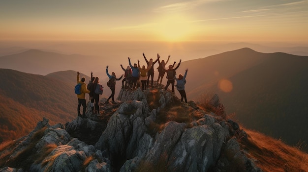 Un gruppo di persone in cima a una montagna con il sole che tramonta dietro di loro