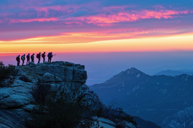 Un gruppo di persone in piedi in cima a una montagna