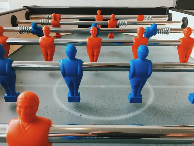 Un gruppo di persone in piscina