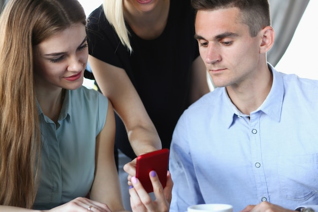 un gruppo di persone in un bar comunica