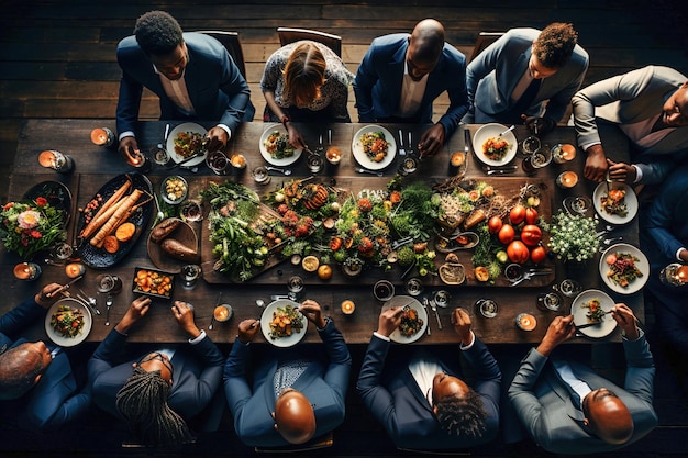 Un gruppo di persone sedute intorno a un tavolo da pranzo vista aerea dall'alto punto di vista