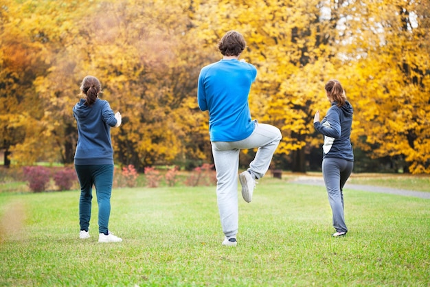 Un gruppo di persone sta facendo yoga in un parco.