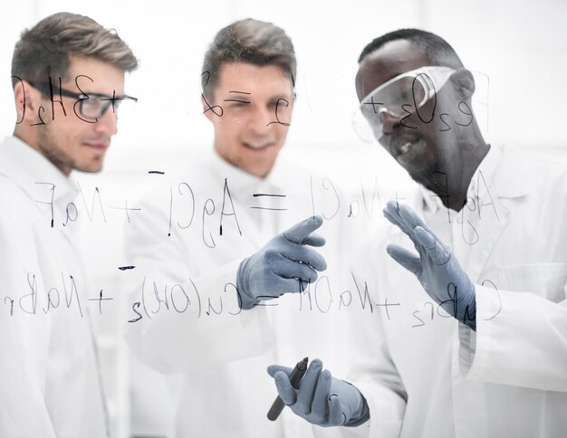 Un gruppo di scienziati discute i risultati