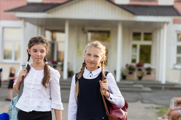 Un gruppo di studentesse con zaini vanno a scuola