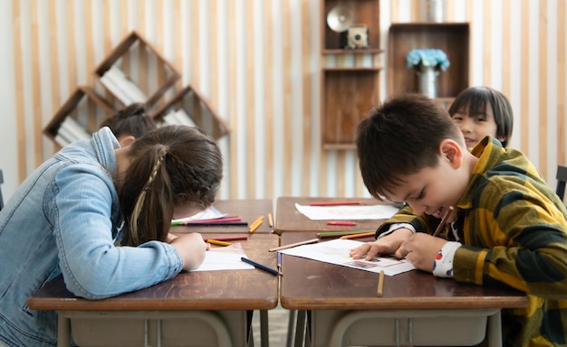 Un gruppo di studenti di una scuola internazionale che promuove la creatività