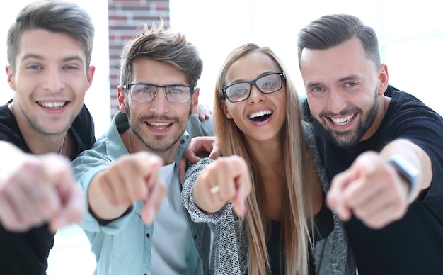 Un gruppo di studenti è felice di passare la sessione e puntare il dito verso la telecamera