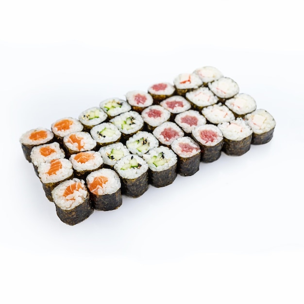 Un gruppo di sushi su uno sfondo bianco