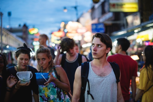 Un gruppo di turista che gode del secchio beve in Khao San Road, Bangkok, Tailandia