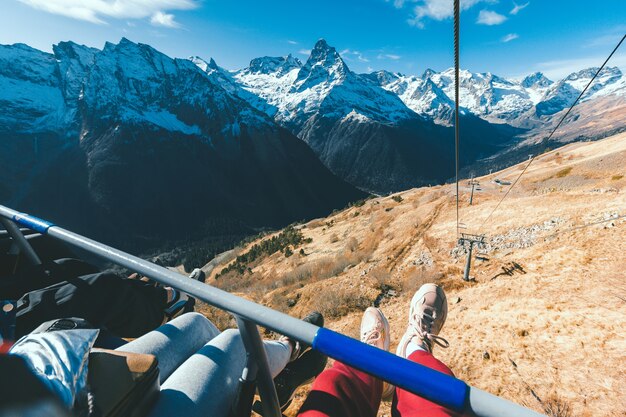 Un gruppo di turisti scende dalla montagna con un ascensore