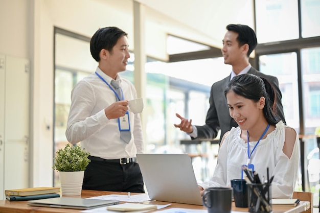 Un gruppo di uomini d'affari asiatici professionisti sta discutendo di brainstorming