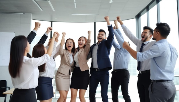 un gruppo di uomini d'affari con le braccia in alto con la parola "happy quote" sul retro