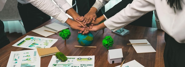 Un gruppo di uomini d'affari ha messo le mani insieme mostrando la sinergia della cooperazione aziendale sulla protezione dell'ambiente per salvare la Terra.