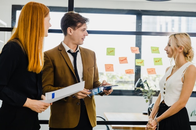 Un gruppo di uomini d'affari si riunisce per analizzare i dati per il piano di marketing.