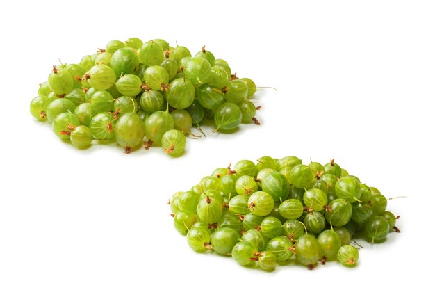 Un gruppo di uva spina isolato su uno sfondo bianco